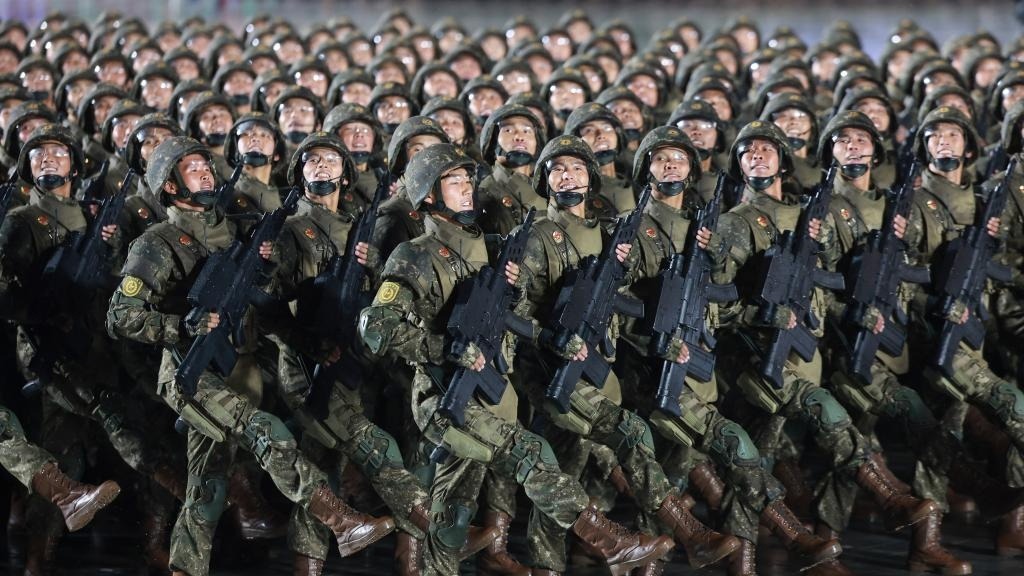 朝鲜举行大规模阅兵式
