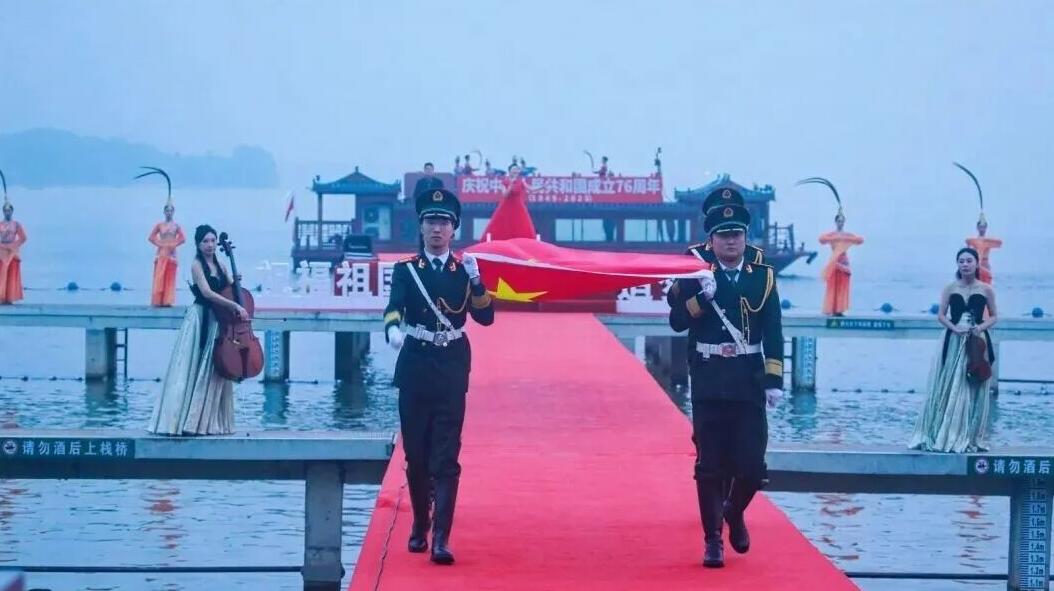 刚刚，武汉东湖凌波门数千人高唱
