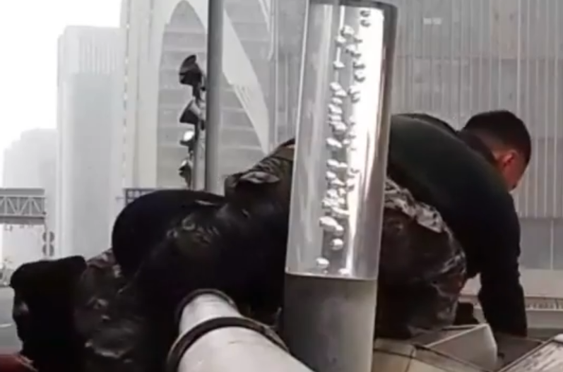 武警翻橋欄桿救下輕生男子