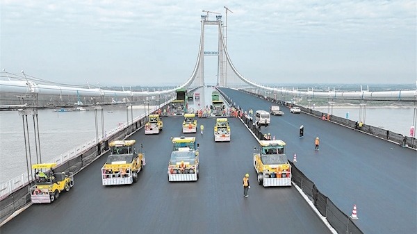 双柳长江大桥主桥面完成铺装