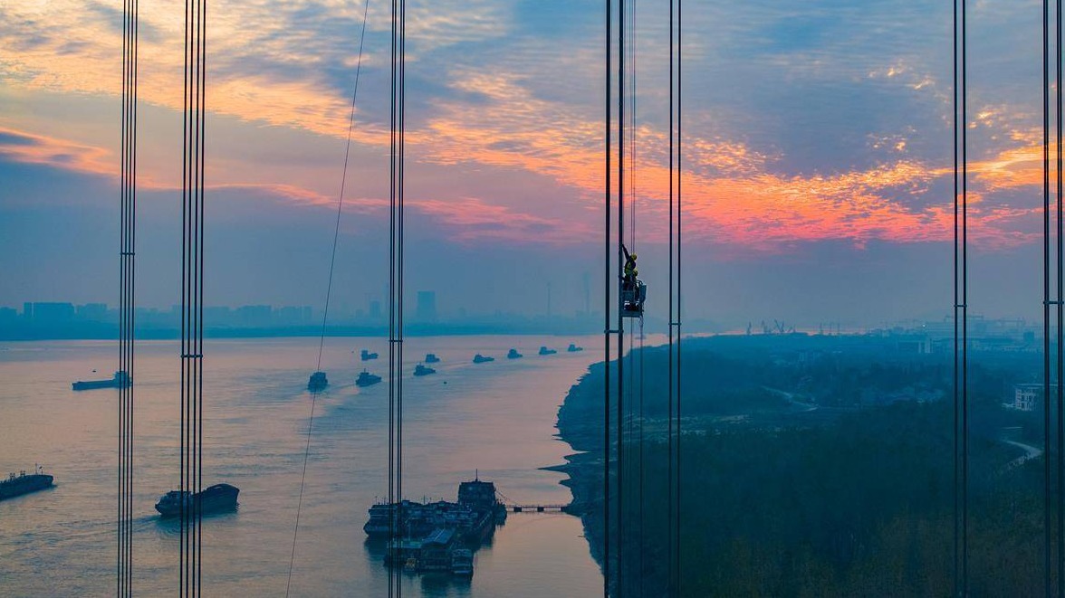 長江最寬大橋上的“空中調琴師”