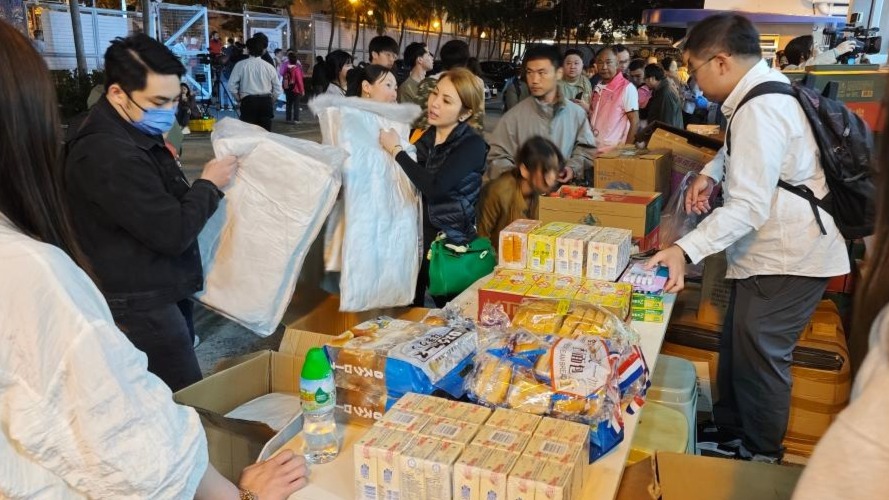 香港各方紧张救援大埔火灾