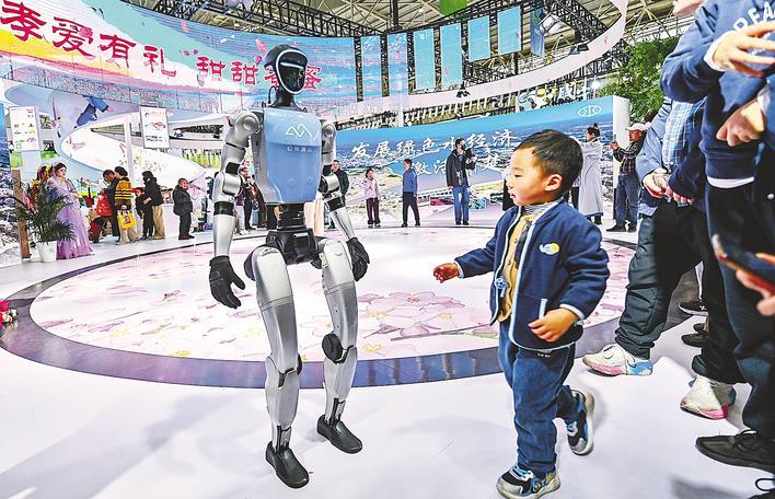 人形机器人客串“保安”