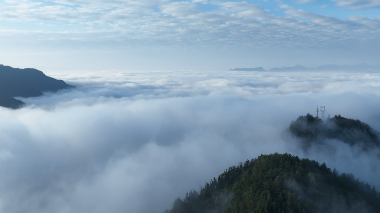 湖北鹤峰：群山之巅上演“秋山浮海”