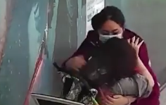 她跪地托举晕厥旅客16分钟