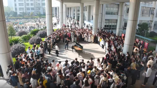 青春的味道！华科大学子课间合唱快闪！