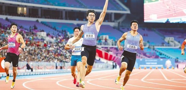 李泽洋追逐“中国飞人”这十年