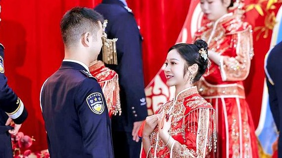 武汉公安22对新人喜结连理