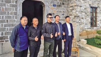 知名男星任贤齐现身江夏老家