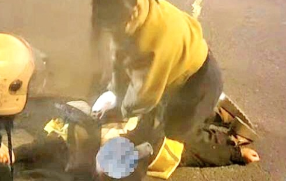 外卖骑手遇车祸生命垂危 护士跪地施救