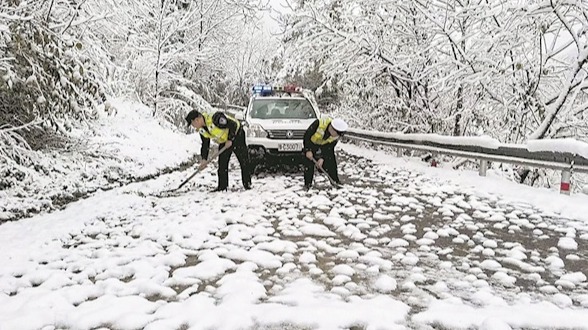 雪厚12厘米，千名守护者开辟“温暖通道”