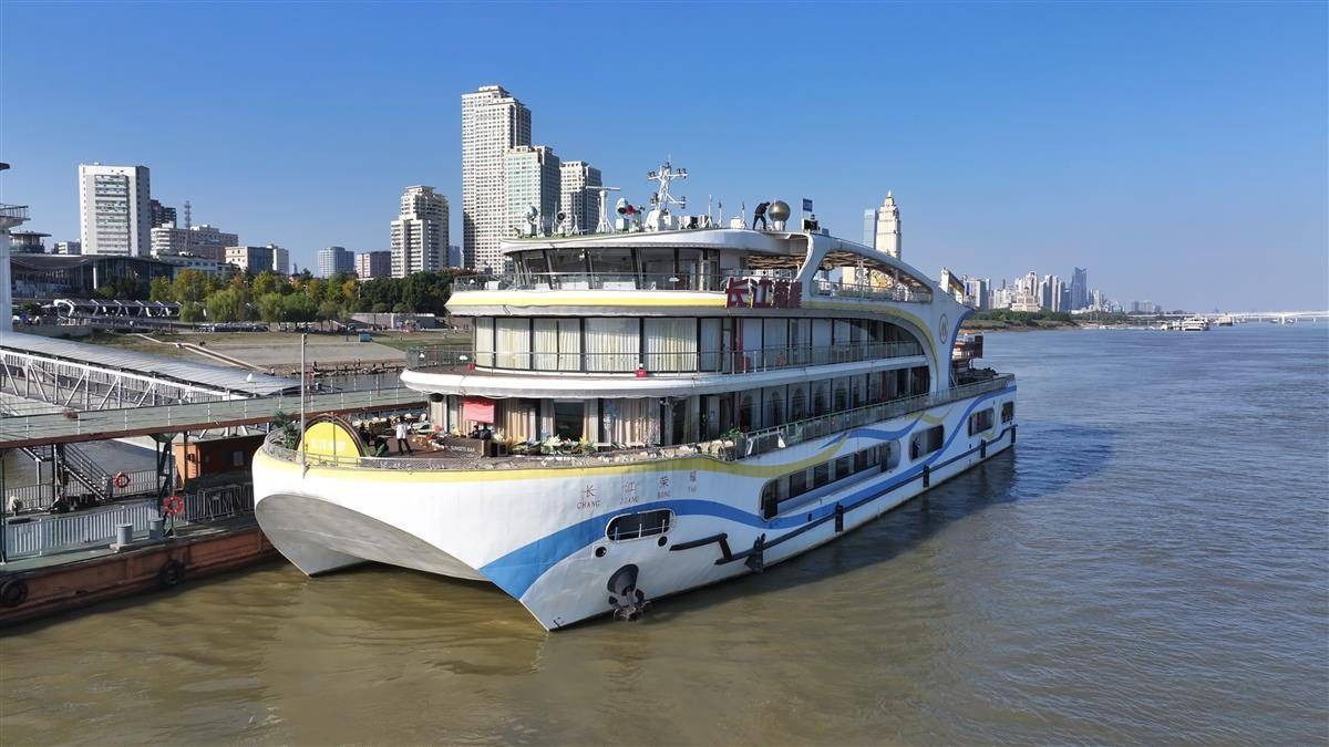 純電動客船加快投運(yùn)武漢江面