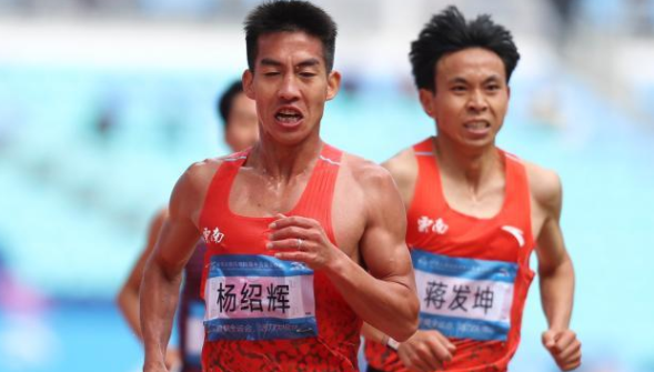 这场田径比赛中，为队友领跑为什么算犯规？