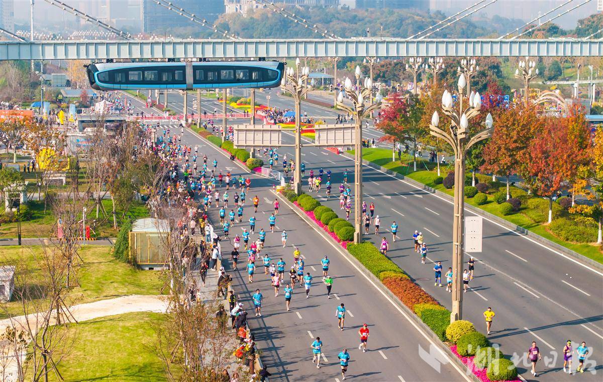 空軌伴跑 光谷馬拉松科技感撲面而來