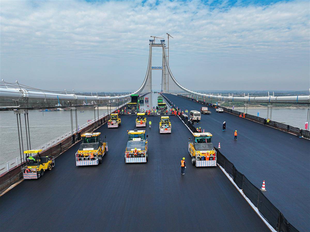 双柳长江大桥完成主桥面铺装