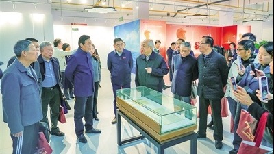 纪念钱学森部分珍贵实物首次在汉亮相