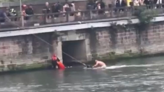 退役海军陆战队员跳河救2人