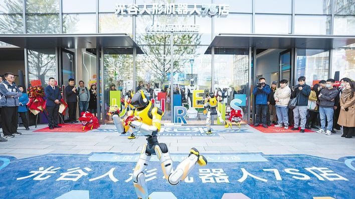 全國首家人形機器人7S店亮相光谷