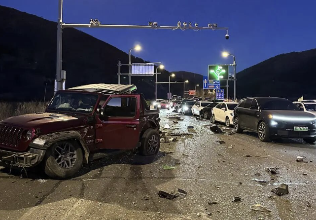 張家口一吊車失控追尾多車，警方深夜通報