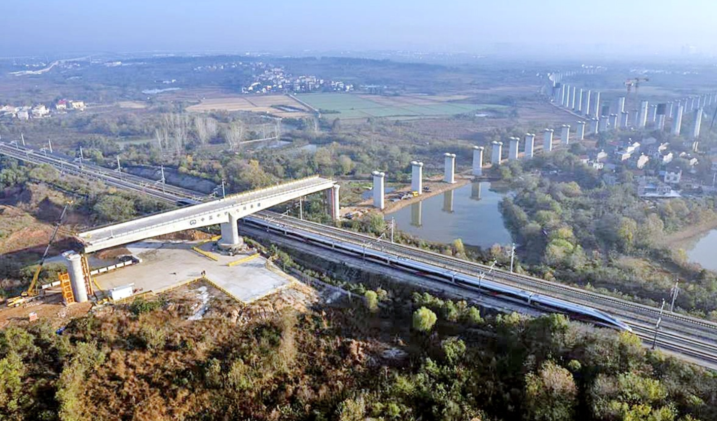 合武高铁武汉滠水特大桥完成转体