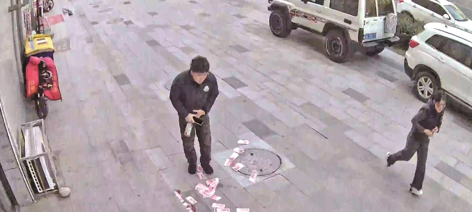 男子5万元现金被大风刮跑 好邻居帮忙捡回一分不少