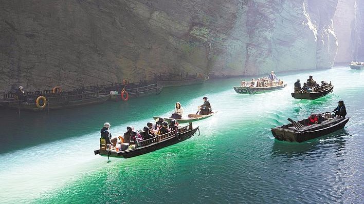 初冬美景加持 舟游峡谷淡季不淡