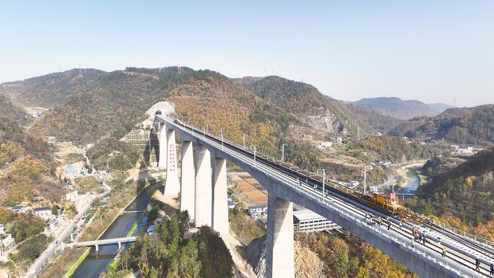 西十高铁铺轨贯通 武汉-西安将缩短至2.5小时