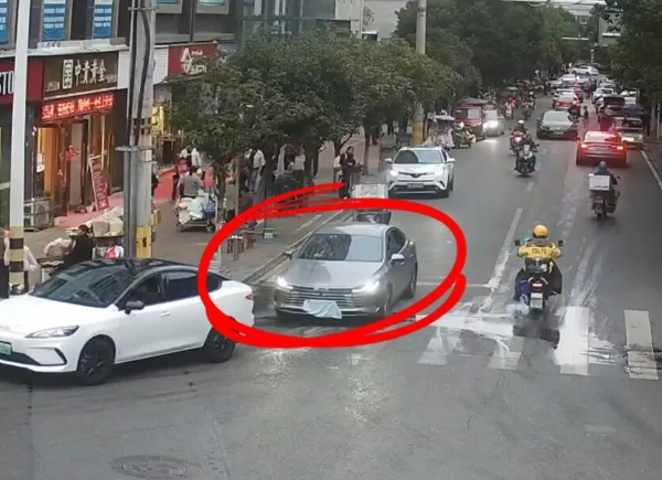 宜昌街頭，女子遮擋號(hào)牌“招搖過市”，扣9分！