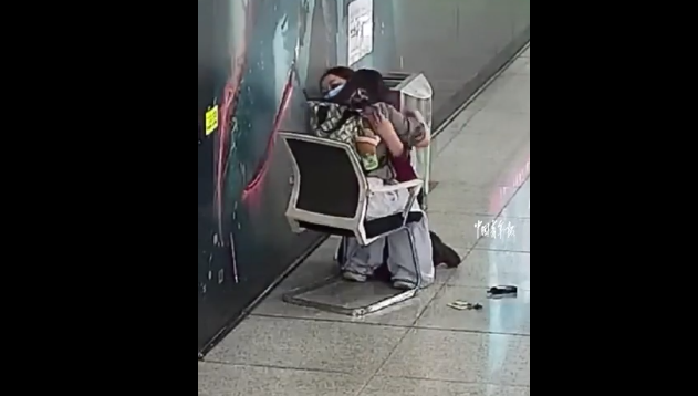 她跪地托举晕厥旅客16分钟