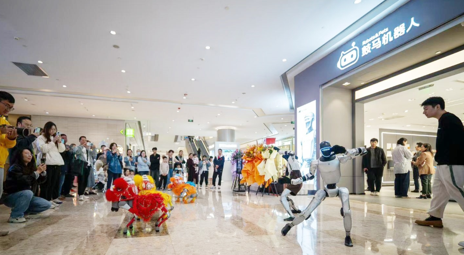 武汉机器人体验店火爆出圈