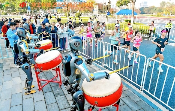光谷馬拉松人形機器人擊鼓助威