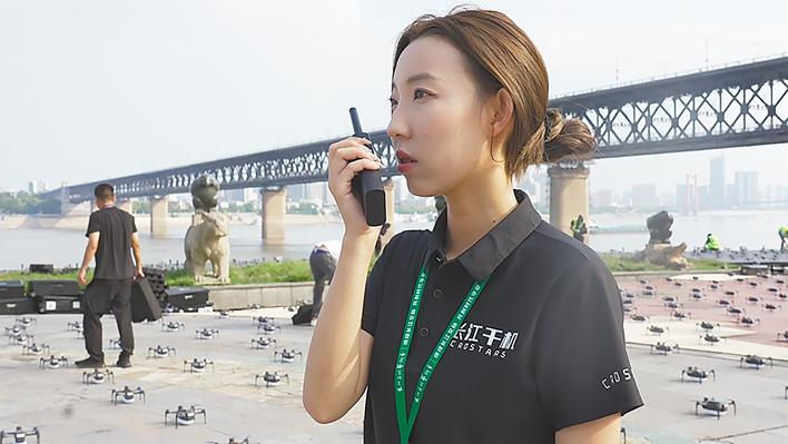 “女機長”在天上講故事