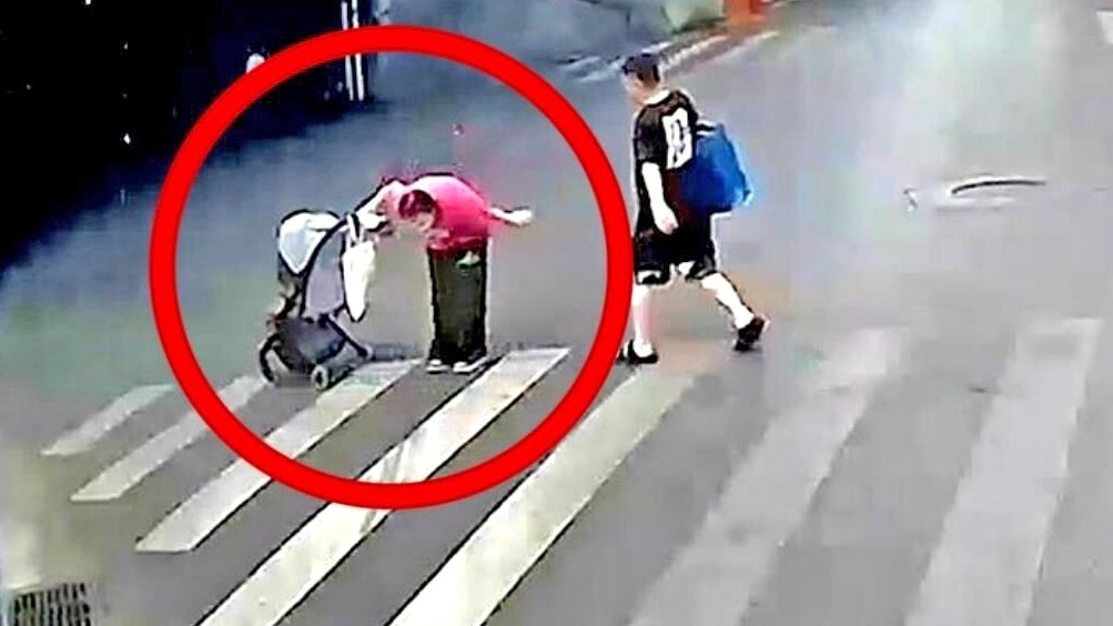 武汉街头斑马线前  公交慢、停、让蔚然成风