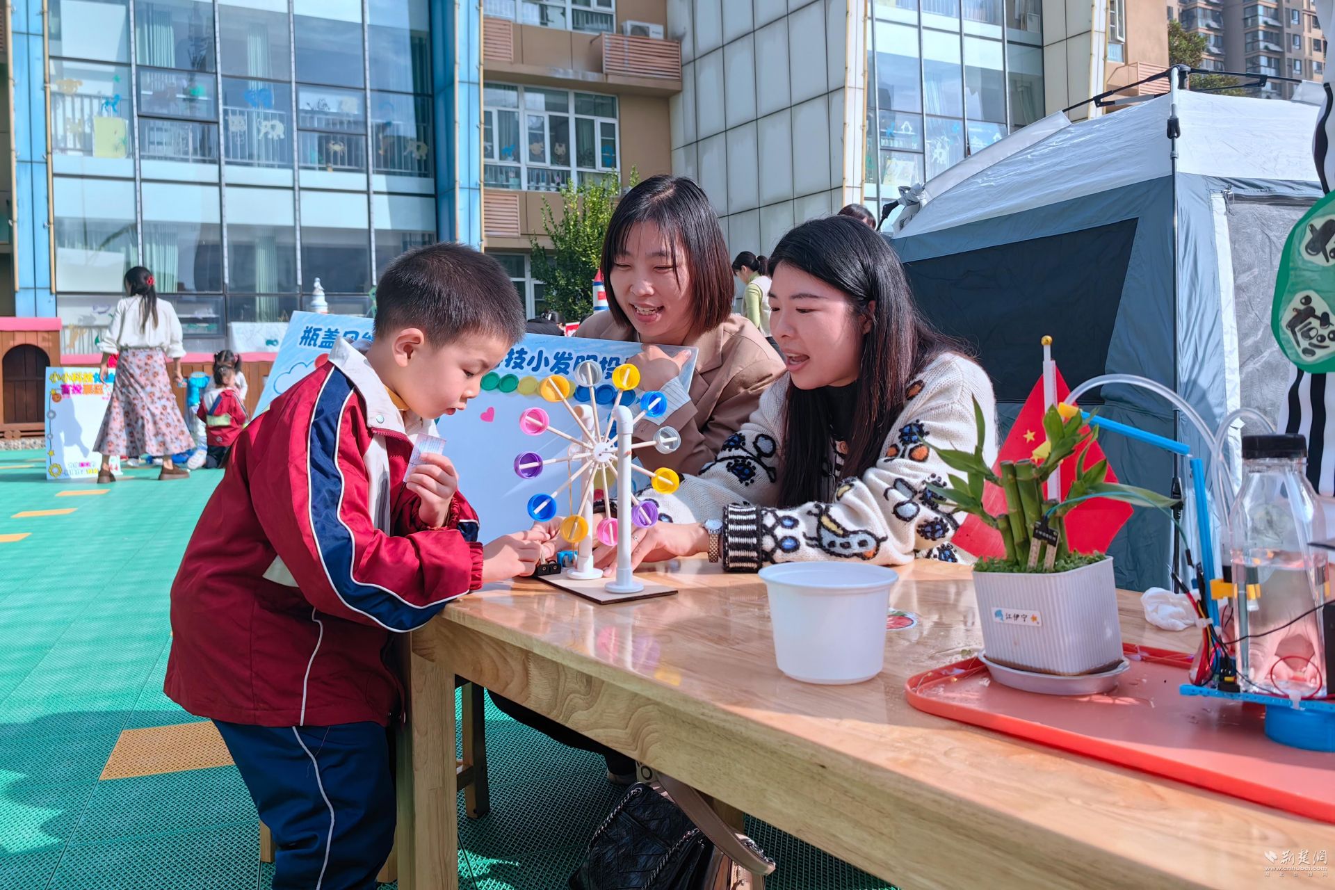 “小小体验官”叩响科学门
