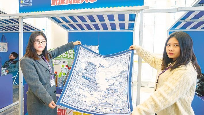 海外出圈的荆楚风丝巾又走红国家级大会