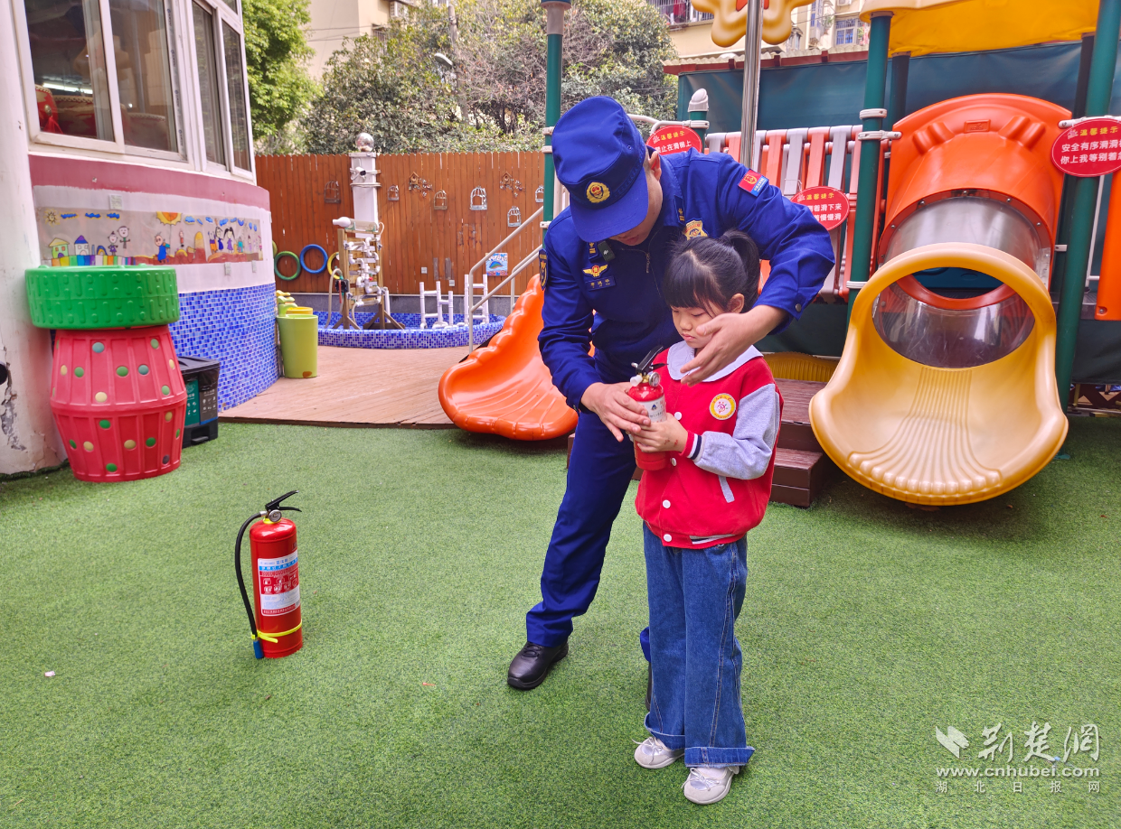 致敬“火焰蓝”！江汉区华苑幼儿园开展消防安全教育活动