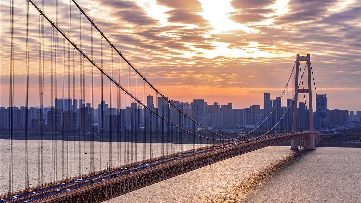 北風(fēng)吹武漢現(xiàn)朝霞  楊泗港長江大橋美出圈