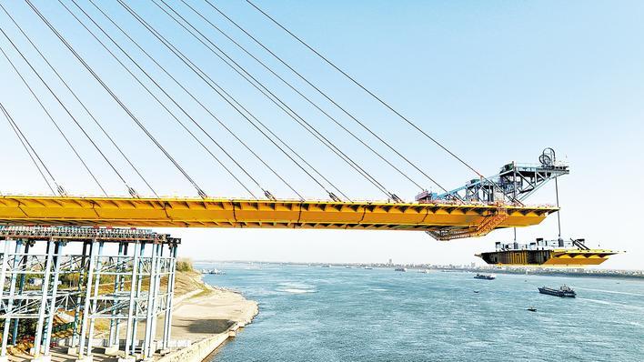 枝江长江大桥开吊钢箱梁