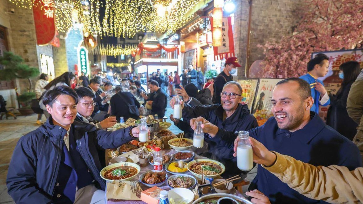 外國友人感受襄陽古城魅力