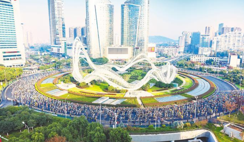 光谷马拉松赛博感爆棚