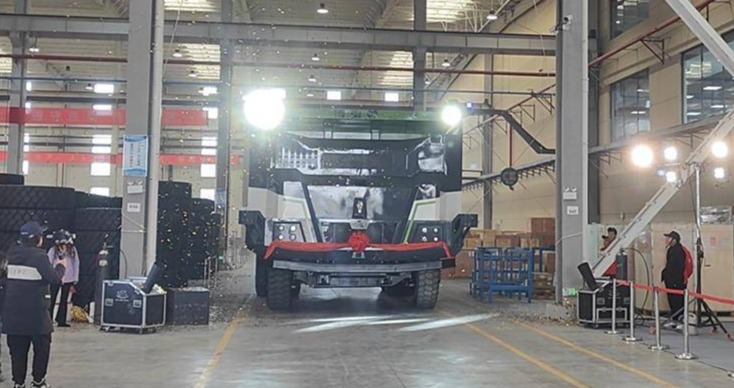 湖北首台无人驾驶专用矿卡下线