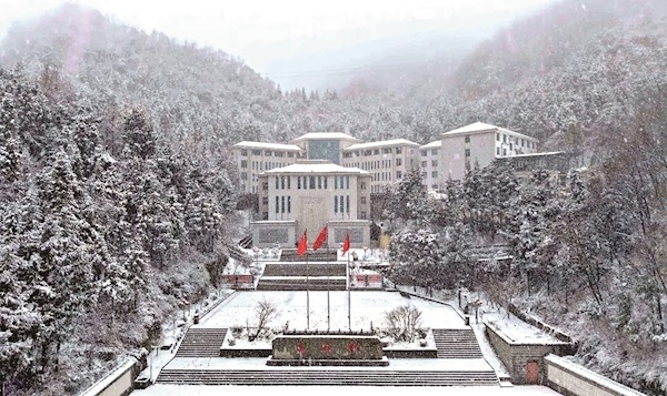 襄陽首雪 山間披銀裝