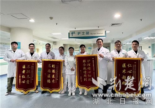 一名襄阳男子在严重交通事故中被救出，四幅横