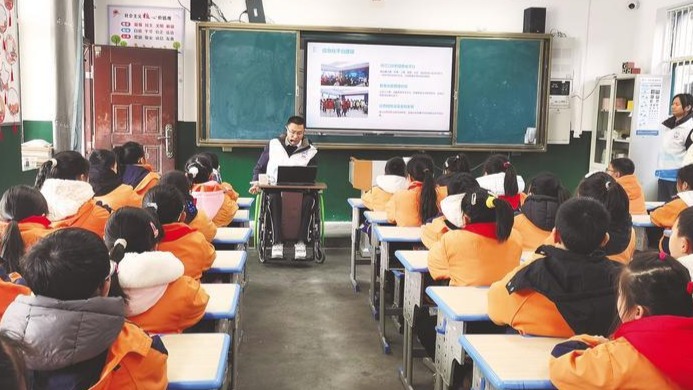 轮椅上的刘星雨活出励志人生