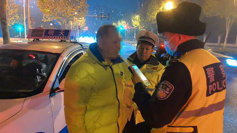 幸运的是，他本想快速行驶200米，但这位老司机