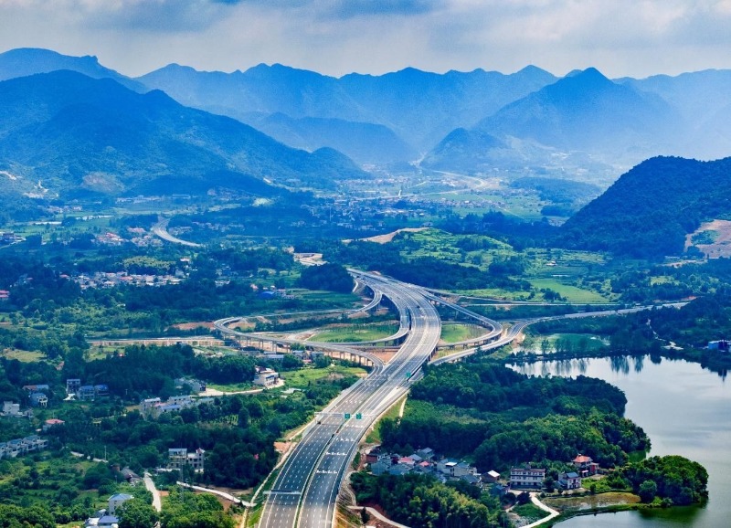 党建红引领畅美路 实干魂赋能新征程