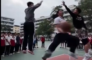 飒！高中女生打篮球技惊全场