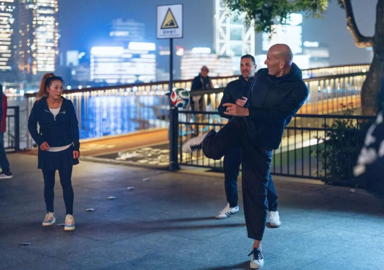 齊達內(nèi)來上海加入花開富貴毽子隊，直呼“神秘的東方游戲”