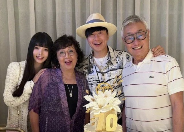 歌手林俊杰疑似官宣恋情，晒与女生一起陪妈妈庆生的合照