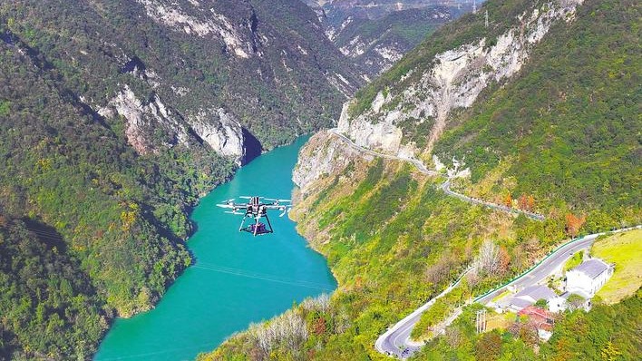 “空中快递员”飞越秦巴大山